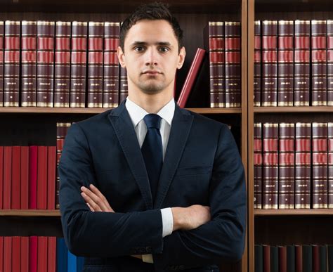 Abogados defensores - Un abogado defensor es un profesional legal que representa y defiende los derechos e intereses legales de una persona acusada de cometer un delito. Su papel …